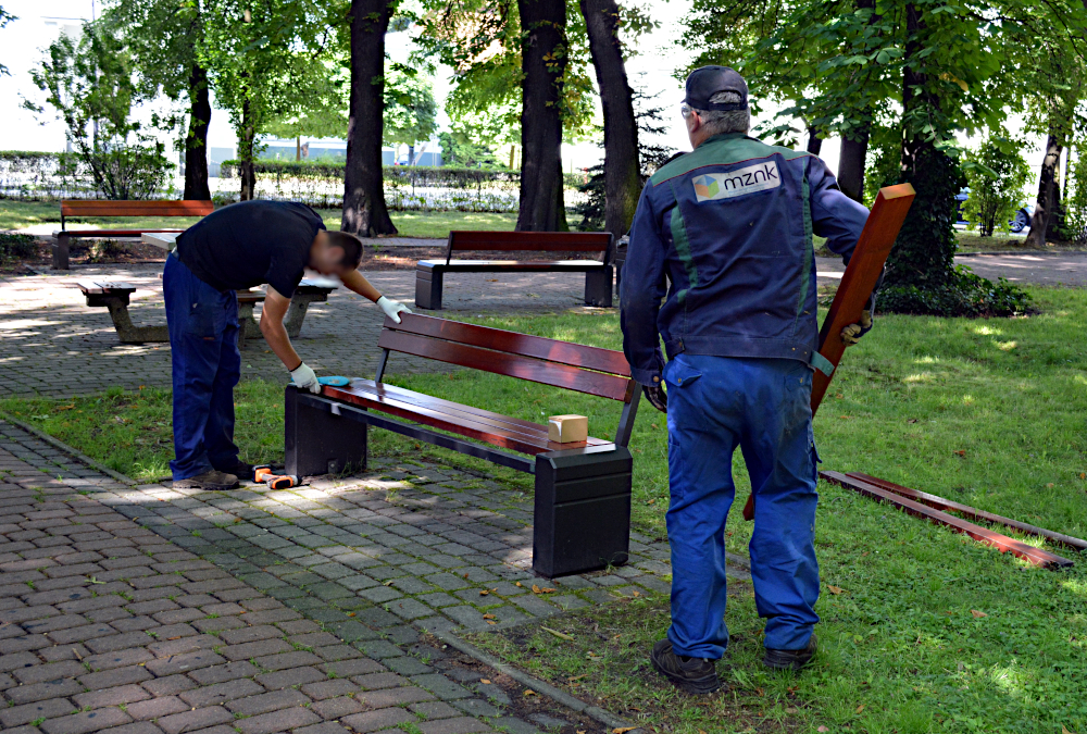 Naprawa ławek w parku w Jaworznie