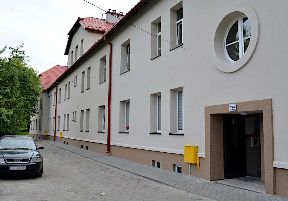 Wyremontowany budynek wspólnoty mieszkaniowej przy ulicy Kolejarzy 77 dzielnica Szczakowa w Jaworznie