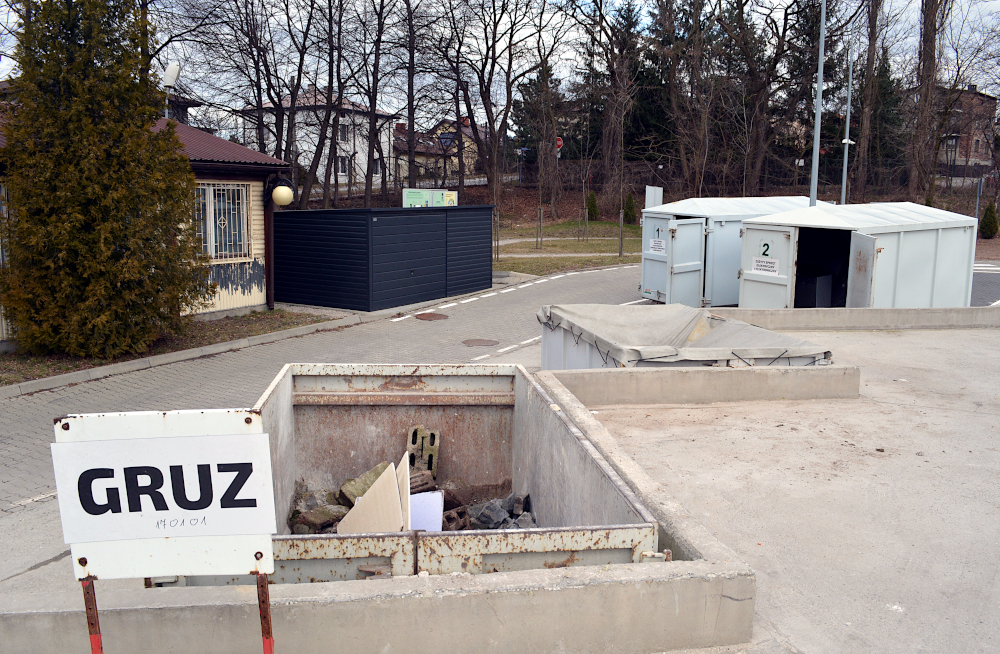 Punkt Selektywnego Zbierania Odpadów Komunalnych w Jaworznie - rampa z pojemnikami na odpady